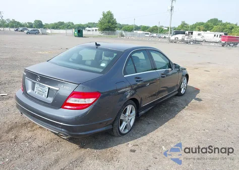 2011 Mercedes-Benz C 300 Luxury 4Matic/Sport 4Matic z USA, uszkodzony, nr VIN WDDGF8BB3BF643085